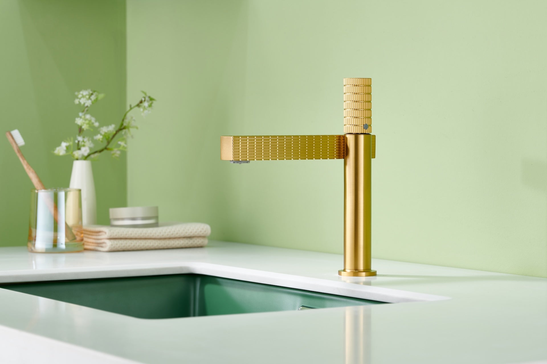 Brushed gold or Brushed Nickel or Matte Black Or Rose Gold single handle brass bathroom faucet with pop up drain