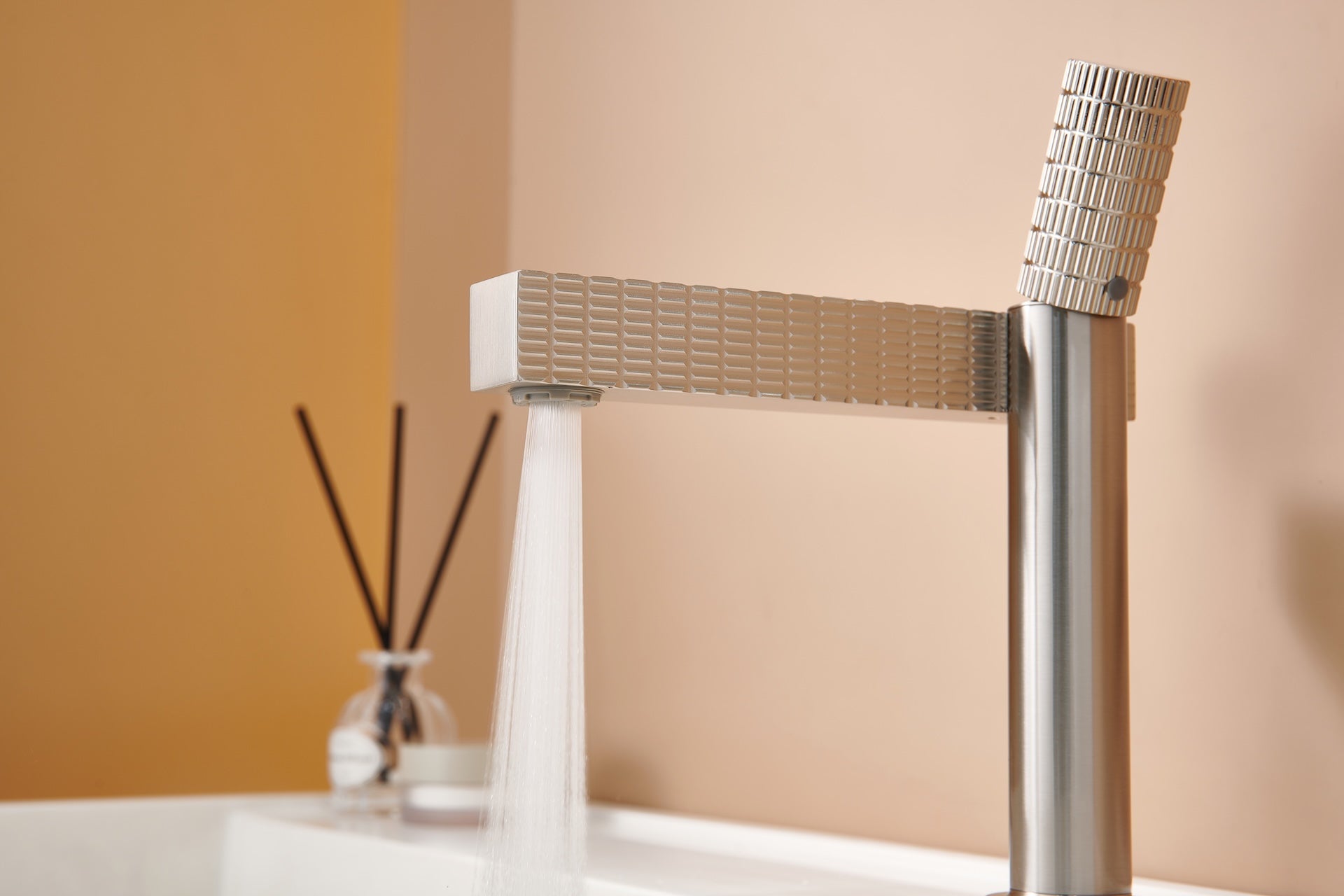 Brushed gold or Brushed Nickel or Matte Black Or Rose Gold single handle brass bathroom faucet with pop up drain