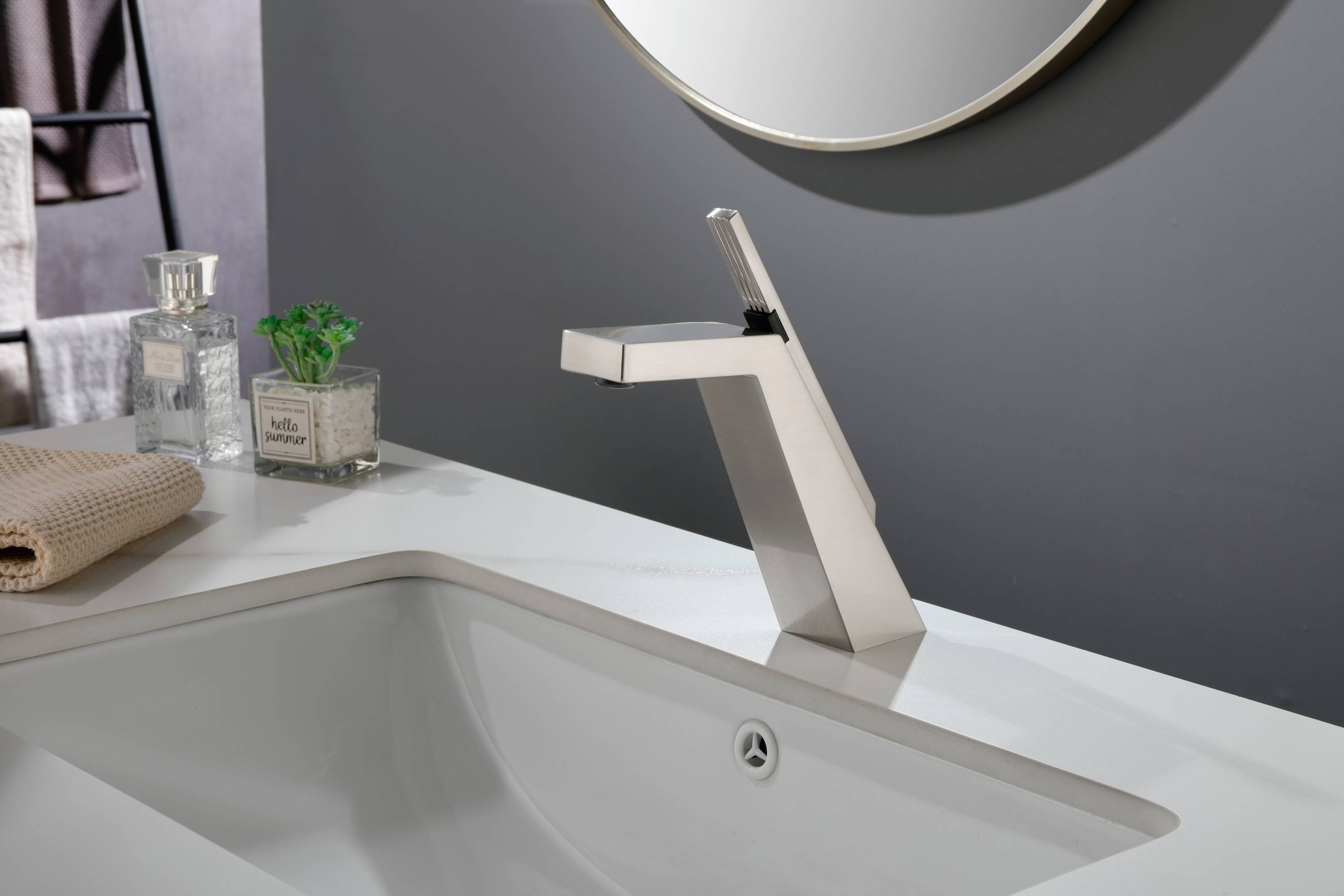 Brushed Gold or matte black or brushed nickel Bathroom Sink Faucet single handle with pop up overflow brass drain