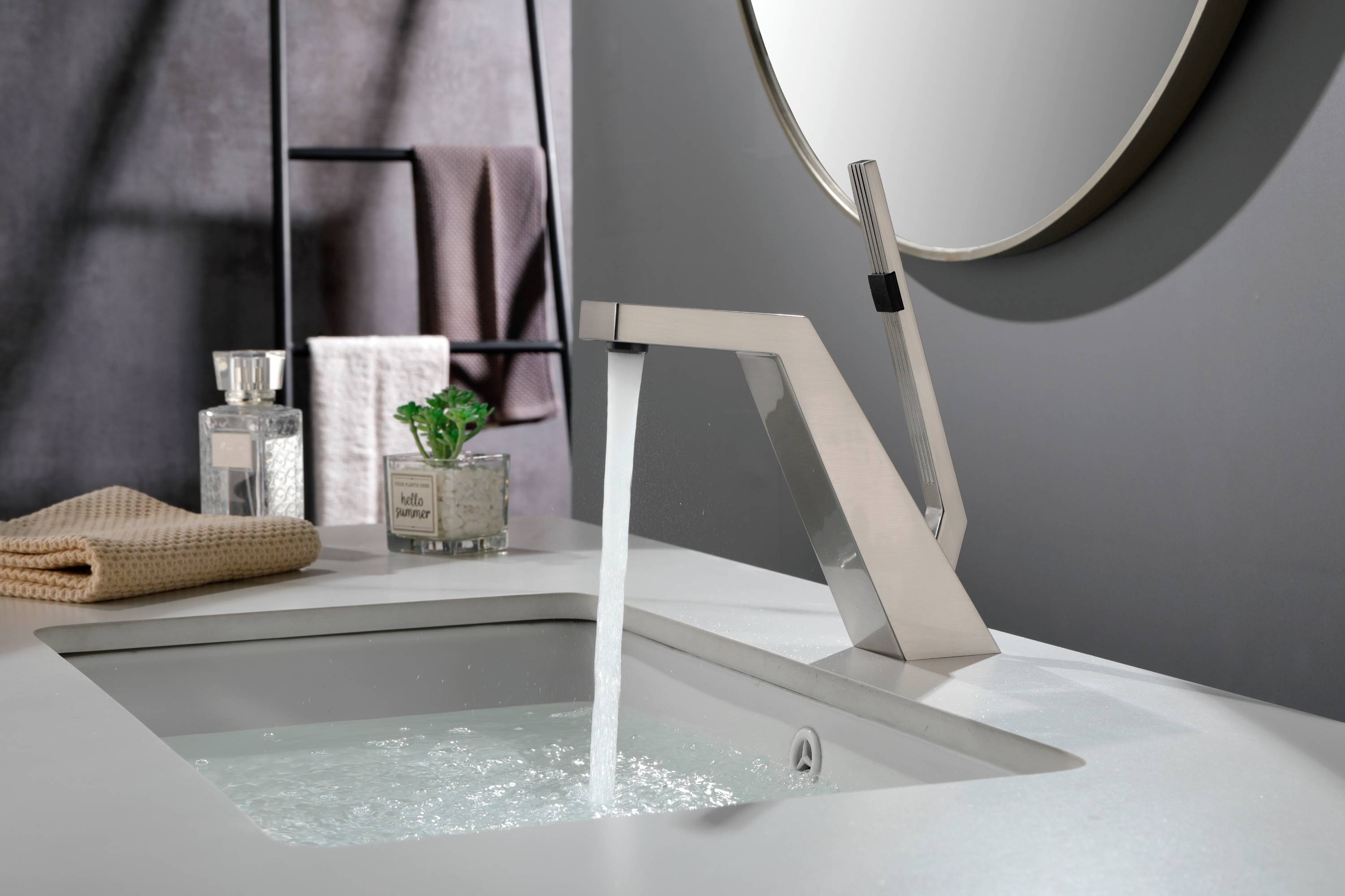 Brushed Gold or matte black or brushed nickel Bathroom Sink Faucet single handle with pop up overflow brass drain