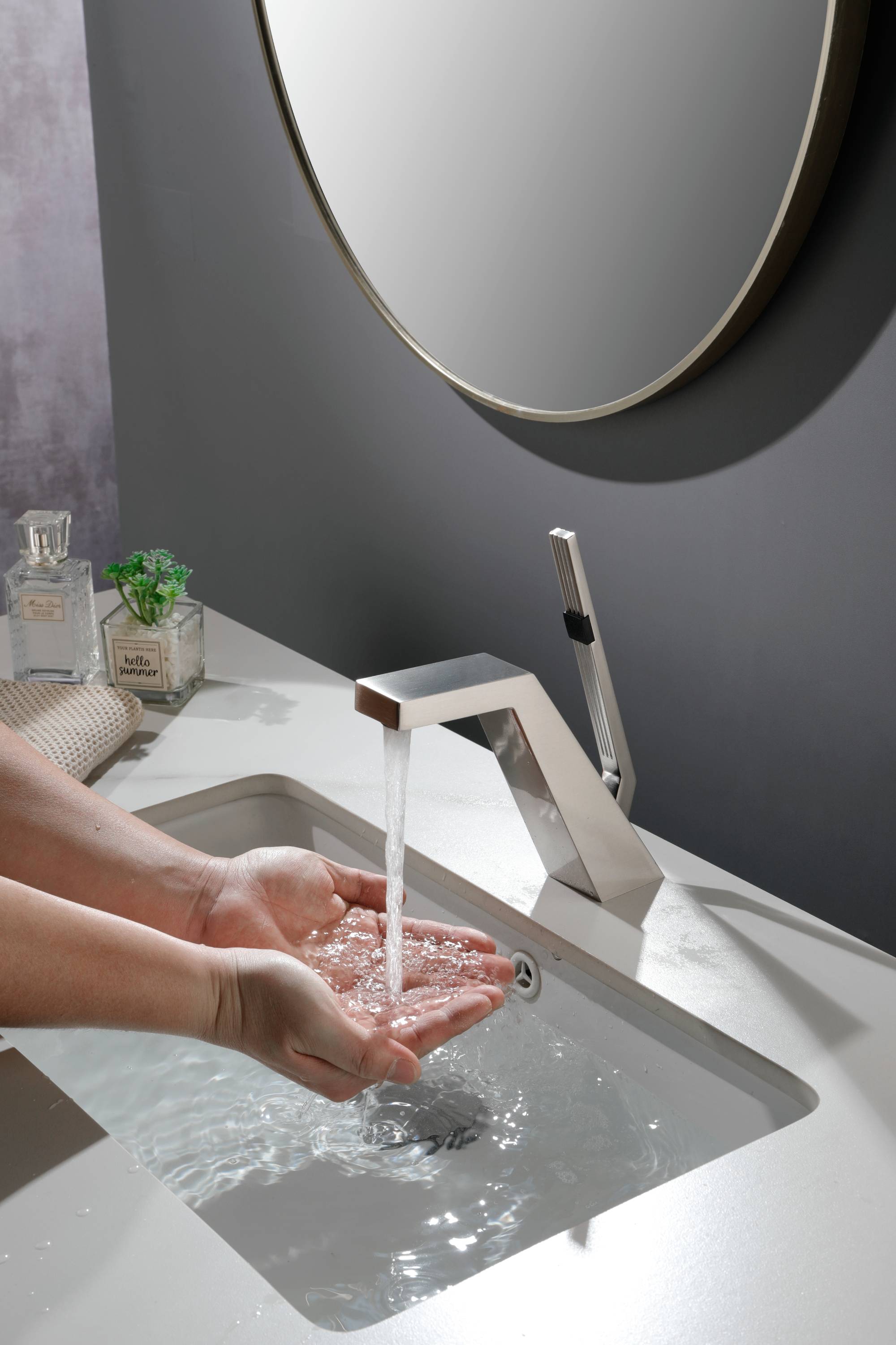 Brushed Gold or matte black or brushed nickel Bathroom Sink Faucet single handle with pop up overflow brass drain