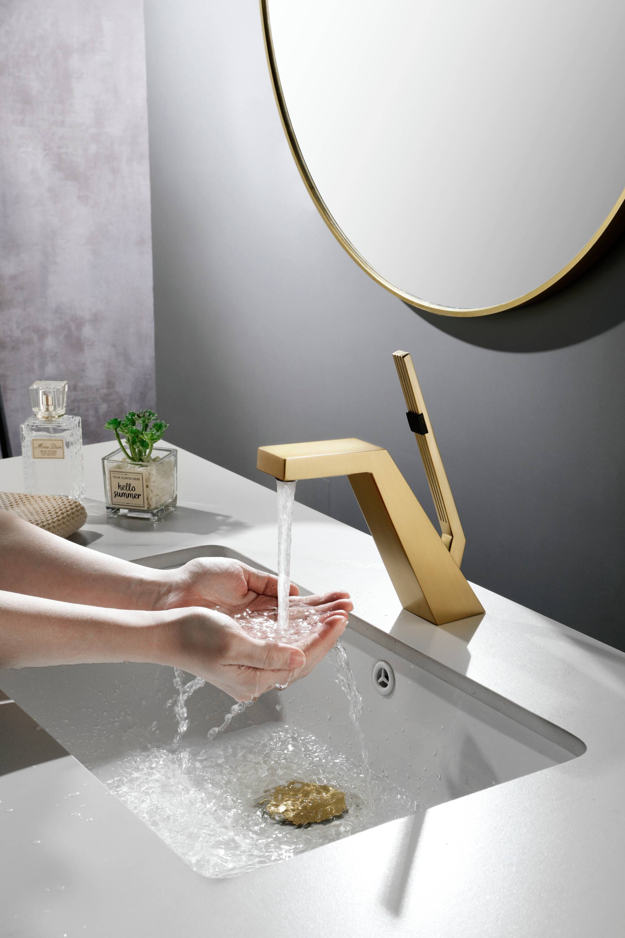Brushed Gold or matte black or brushed nickel Bathroom Sink Faucet single handle with pop up overflow brass drain
