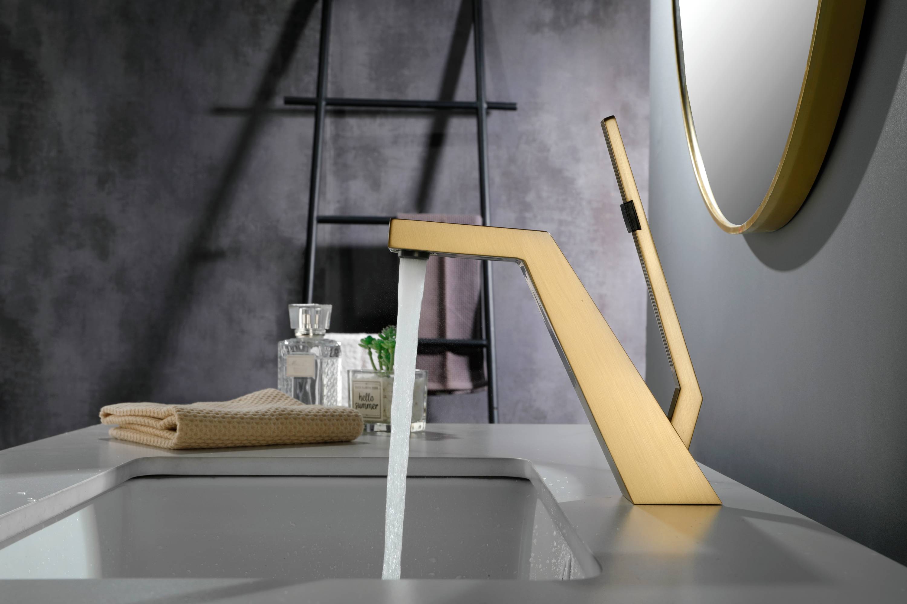 Brushed Gold or matte black or brushed nickel Bathroom Sink Faucet single handle with pop up overflow brass drain