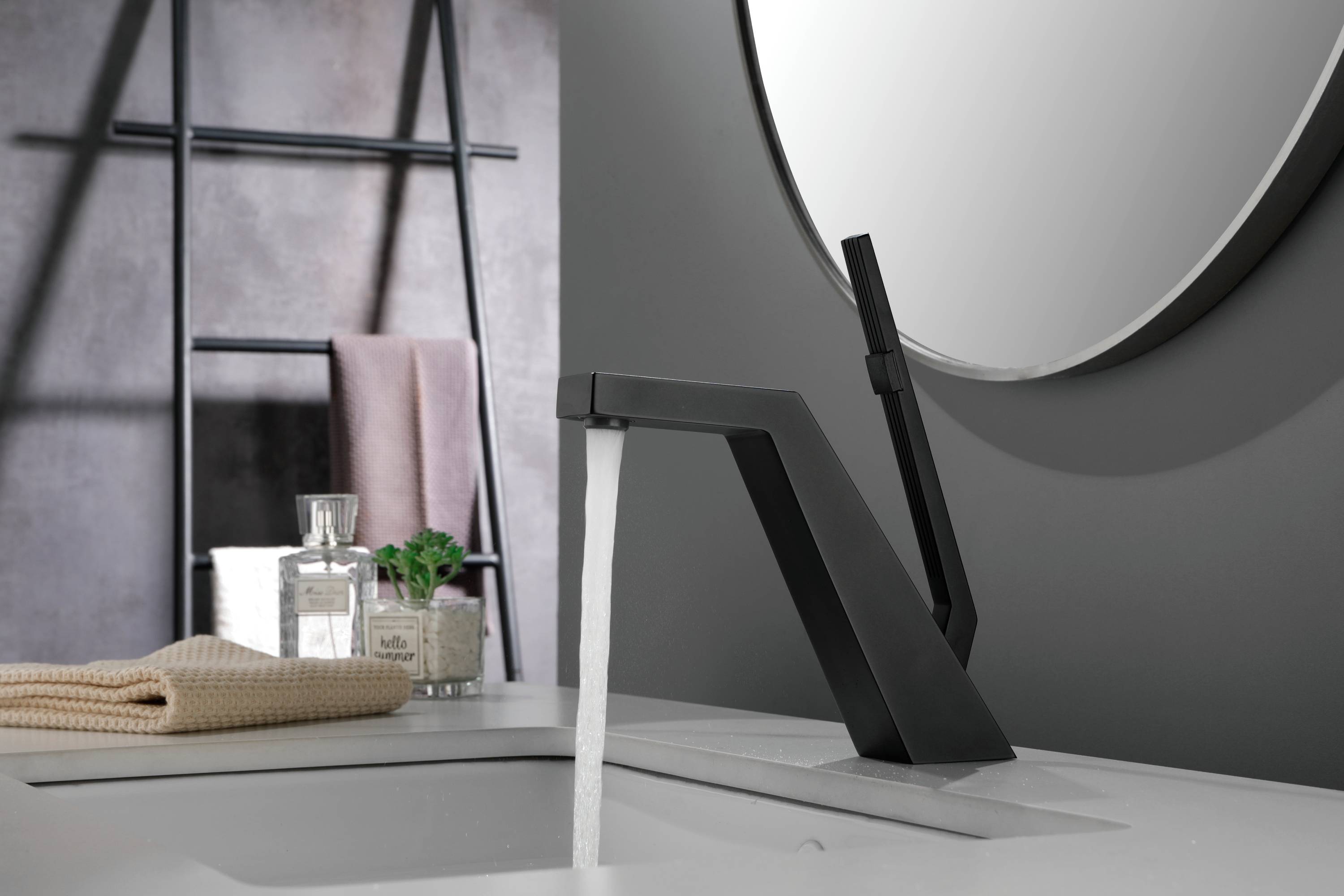 Brushed Gold or matte black or brushed nickel Bathroom Sink Faucet single handle with pop up overflow brass drain