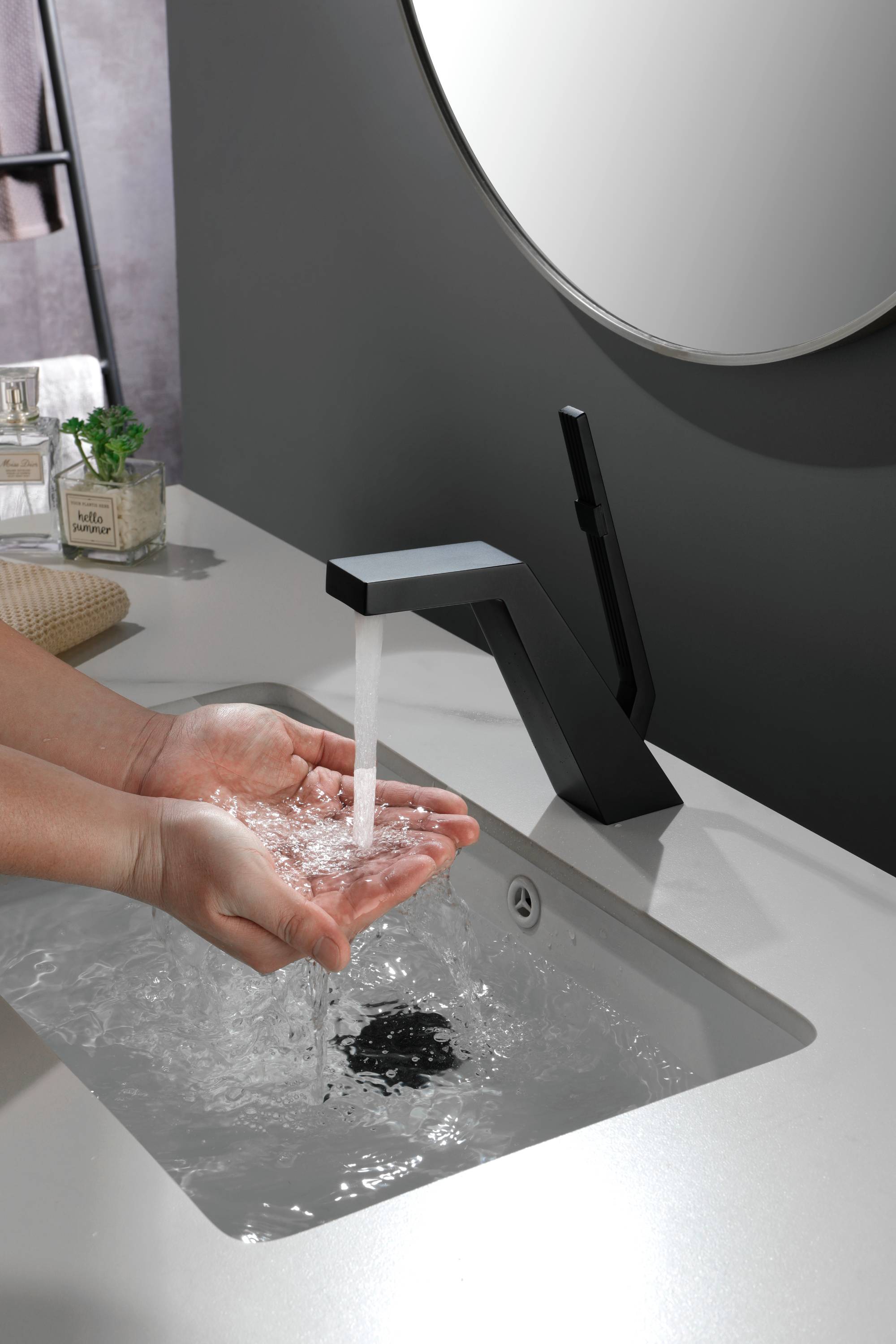 Brushed Gold or matte black or brushed nickel Bathroom Sink Faucet single handle with pop up overflow brass drain