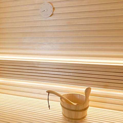 SaunaLife Wooden 1-Gallon Sauna Bucket Set with Wood Ladle and Thermometer-White